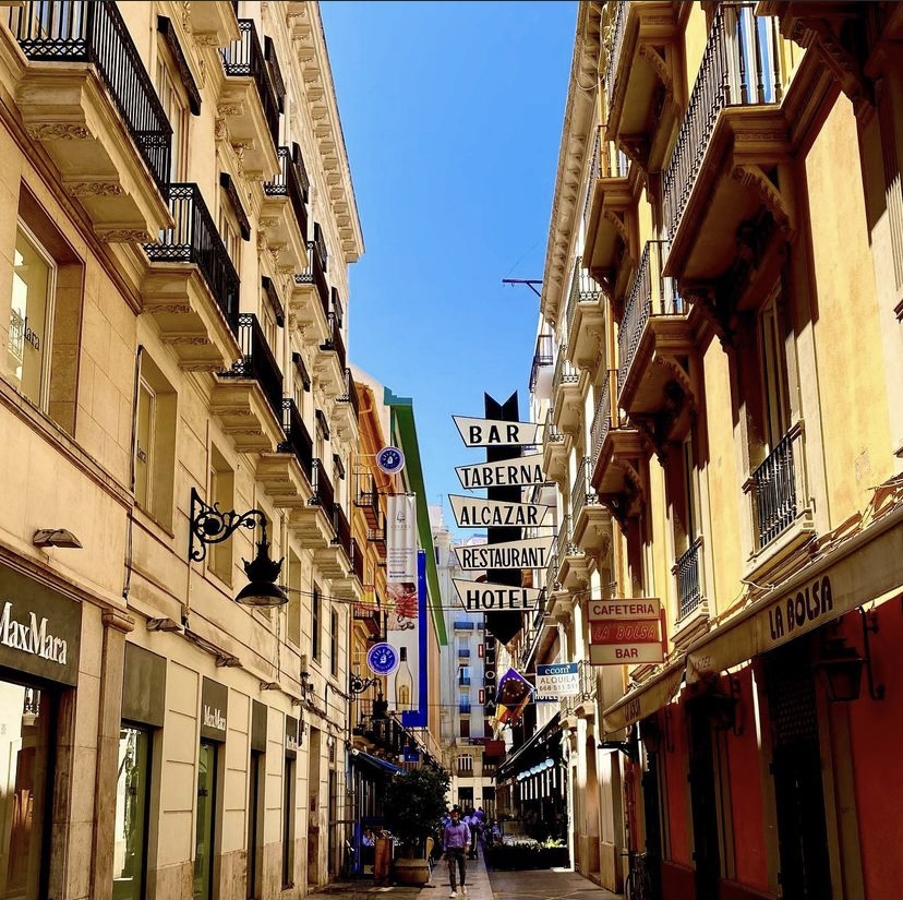 Rincones escondidos en #Valencia que nos enseña @lolabrushi  
¿A qué esperas para descubrir más? Te sorprenderán los resultados de la ciudad ideal para ti. Entra en GOAZ y rellena el Quiz!! 🌎🏙️✈️