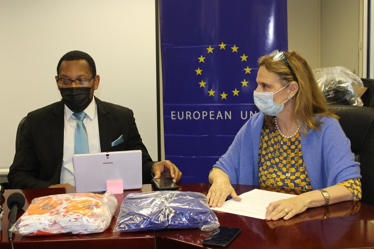 EUinEswatini's tweet photo. @EUinEswatini has presented a total of 1 250 face masks to the Ministry of Education &amp; Training to help needy schools in the fight against the COVID-19 pandemic. Acting Minister of Education Harris Madze Bulunga received the face masks from EU Ambassador to Eswatini, @aragones_h. https://t.co/DwefWF4VXg
