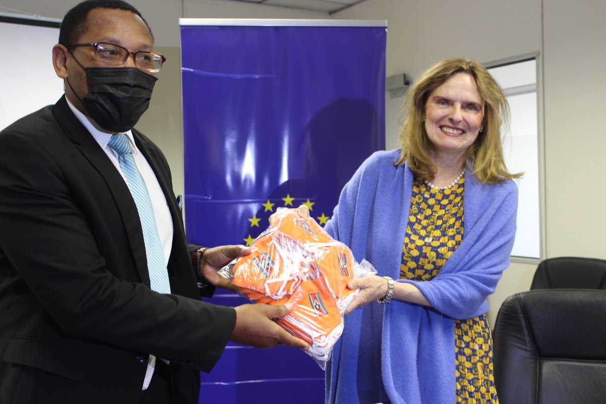 EUinEswatini's tweet photo. @EUinEswatini has presented a total of 1 250 face masks to the Ministry of Education &amp; Training to help needy schools in the fight against the COVID-19 pandemic. Acting Minister of Education Harris Madze Bulunga received the face masks from EU Ambassador to Eswatini, @aragones_h. https://t.co/DwefWF4VXg