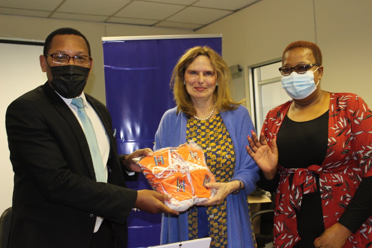 EUinEswatini's tweet photo. @EUinEswatini has presented a total of 1 250 face masks to the Ministry of Education &amp; Training to help needy schools in the fight against the COVID-19 pandemic. Acting Minister of Education Harris Madze Bulunga received the face masks from EU Ambassador to Eswatini, @aragones_h. https://t.co/DwefWF4VXg