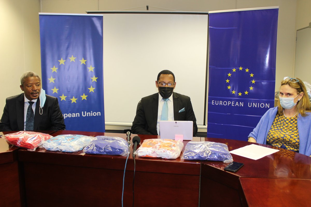 EUinEswatini's tweet photo. @EUinEswatini has presented a total of 1 250 face masks to the Ministry of Education &amp; Training to help needy schools in the fight against the COVID-19 pandemic. Acting Minister of Education Harris Madze Bulunga received the face masks from EU Ambassador to Eswatini, @aragones_h. https://t.co/DwefWF4VXg
