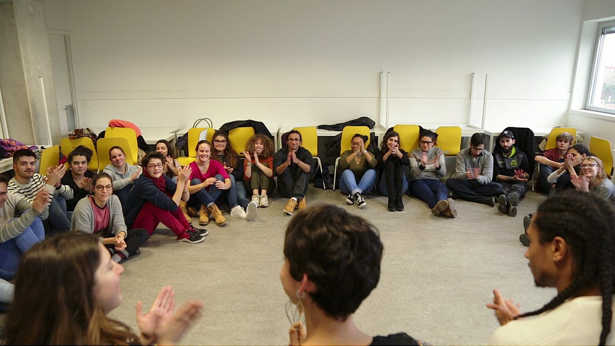 fdnc_es's tweet photo. 🎭Las artes escénicas pueden ser una herramienta muy útil para la reflexión conjunta en la escuela, adoptando muy diferentes formas. @proyectolova o #CrossBorderProject ofrecen recursos inspiradores para que el profesorado pueda introducirlas de forma transversal en el aula. ⇩ https://t.co/ZWlHvw375f