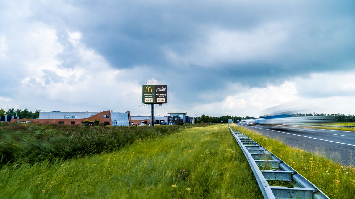 WildstoneUK's tweet photo. Hard to miss! 11.52m x 8.64m digital screens on A6 motorway, Emmeloord, Netherlands. #ooh #dooh #digitalbillboard #triangularbillboard #trivision #billboards #outdoormedia #outofhome https://t.co/h1y51tMya5