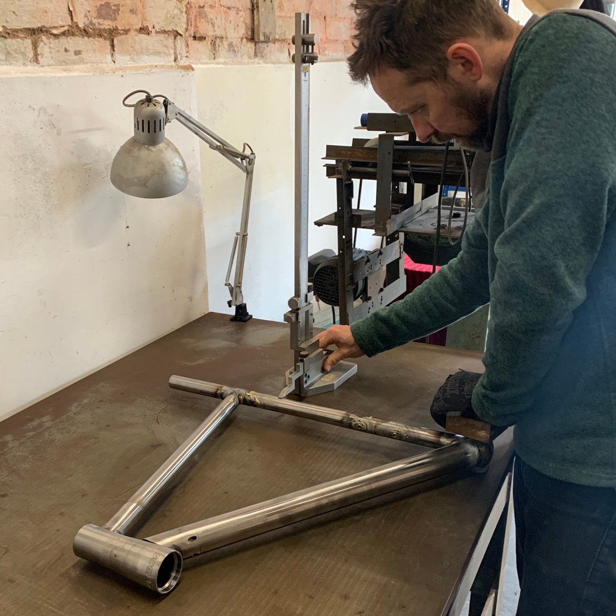 Meteor_Works's tweet image. Checking the #framealignment to make sure it tracks perfectly.

#handbuiltbikes #bespokeduk #meteorworks #steelisreal #workshoplife
