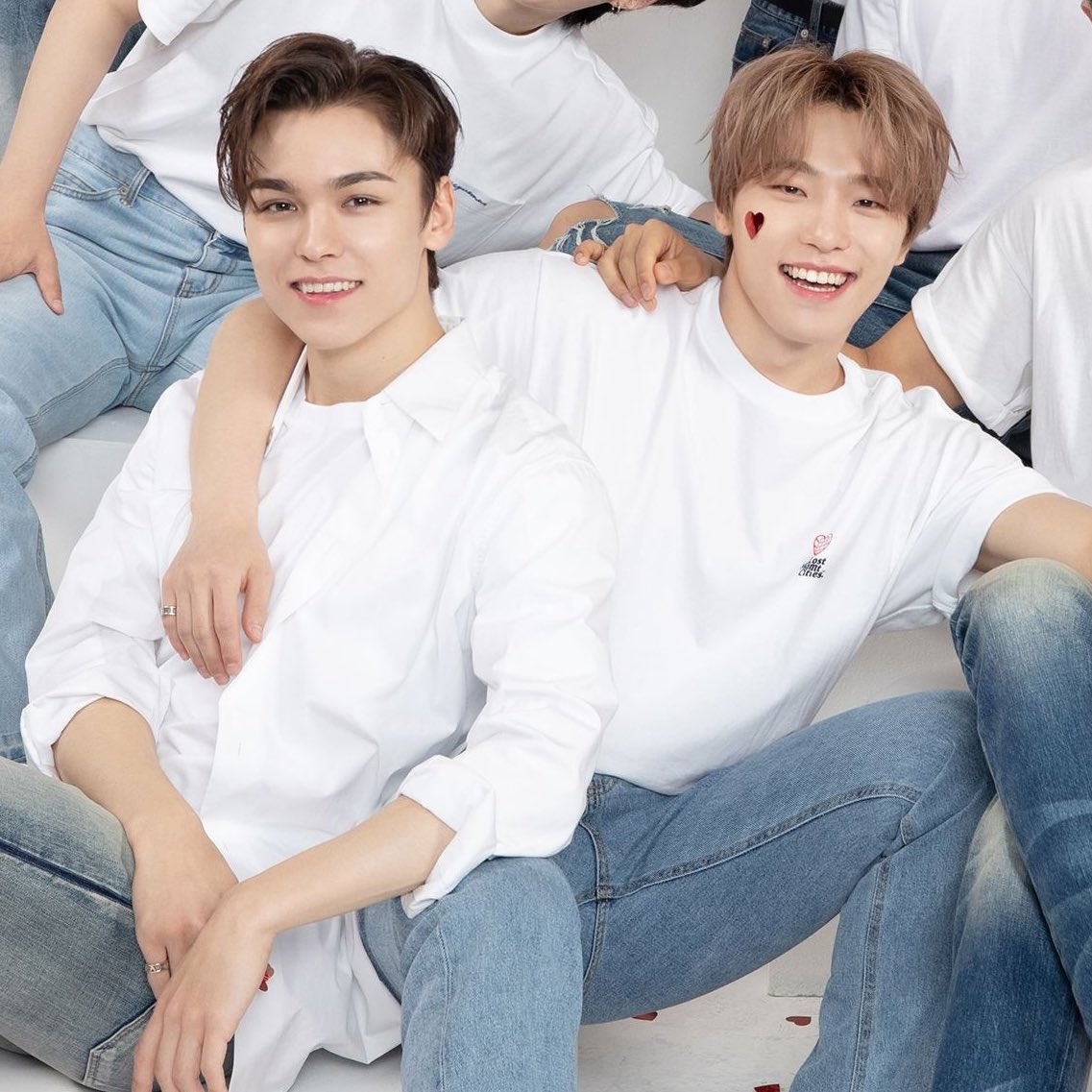 chansol429's tweet photo. 6주년 💗 https://t.co/tbYZnbO0dD