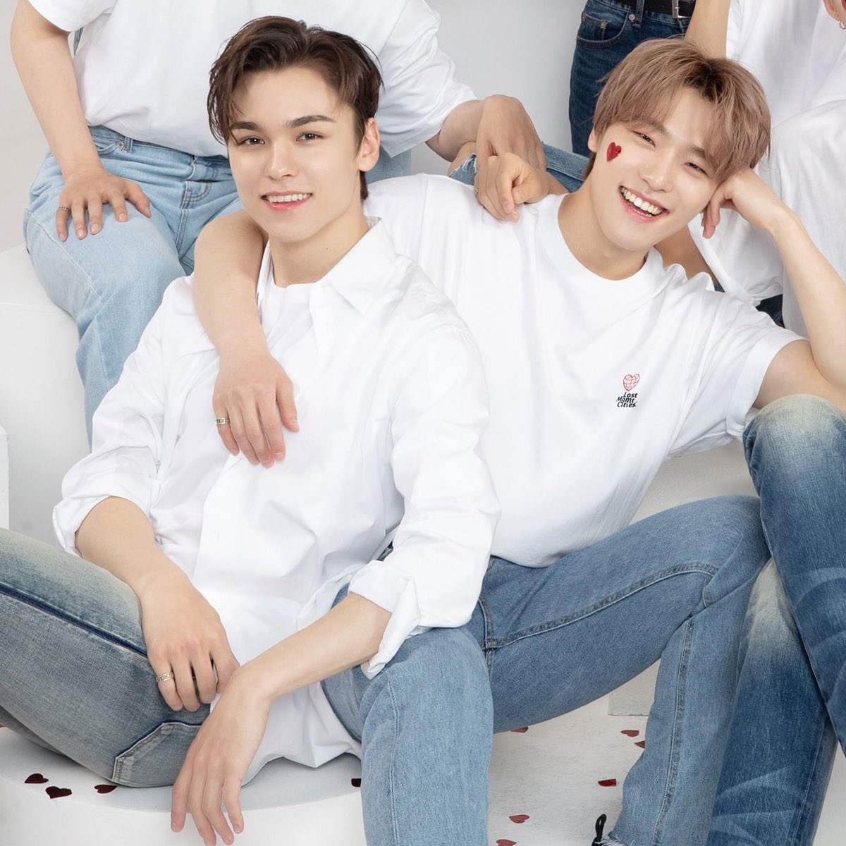 chansol429's tweet photo. 6주년 💗 https://t.co/tbYZnbO0dD