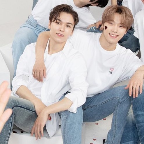 chansol429's tweet photo. 6주년 💗 https://t.co/tbYZnbO0dD