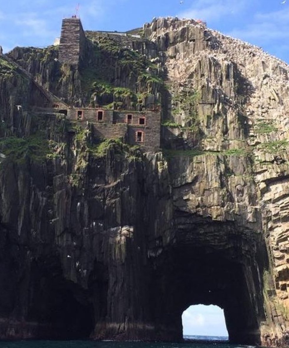 Welcome to the gates to the underworld...⁠
Also known as Bull Rock.⁠
Facing out into the Wild Atlantic, it stands alone against the elements.⁠
Photo taken by Dee Fitzgerald⁠
