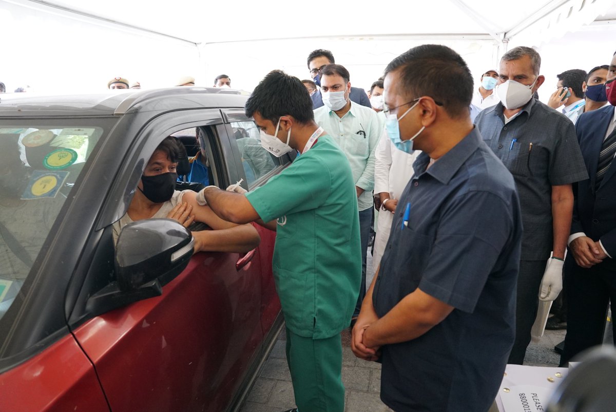 ArvindKejriwal's tweet photo. द्वारका में आज से 'Drive Through Vaccination' सेंटर की शुरुआत की, जल्द ही दिल्ली में ऐसे कई और सेंटर खुलेंगे। हमें इंतज़ार अब सिर्फ़ वैक्सीन की पर्याप्त सप्लाई का है

उम्मीद है कि केंद्र सरकार जल्द ही दिल्ली को ज़्यादा से ज़्यादा वैक्सीन उपलब्ध कराएगी ताकि हम और सेंटर खोल सकें। https://t.co/thuPq42Fa5