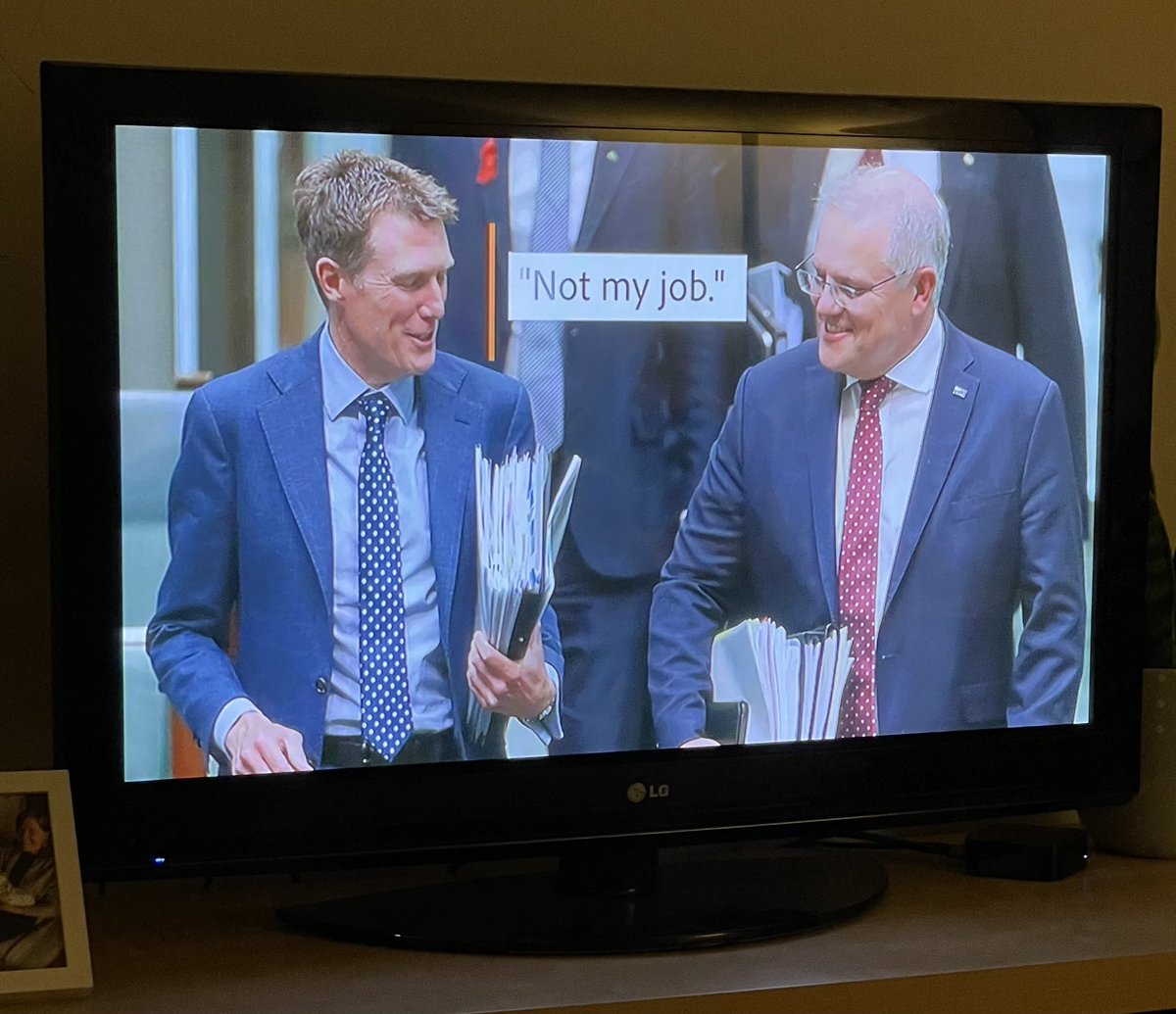 lhilakari's tweet image. Love it when you’re watching catch-up TV (MasterChef) and your ad telling the world that Scott Morrison never takes responsibility for anything comes on. 

This happened because you all chipped in a couple of bucks. 

Collective action works. 

#auspoI
