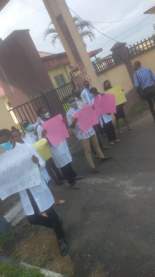 menevictorbest's tweet photo. University of Calabar Teaching Hospital, Calabar interns on a peaceful demonstrations over 7months unpaid remuneration. 
#payucthinterns #fmoh @aproko_doctor @DrOlufunmilayo @MBuhari @cenbank @NGRPresident @Fmohnigeria @femigbaja https://t.co/EZRORYjxlu