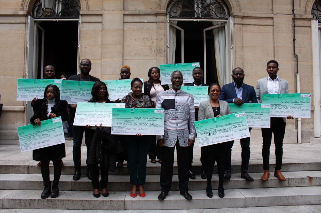 BandamanK's tweet photo. Ce 22 mai, à notre Ambassade à Paris, j’ai eu le bonheur d’accueillir nos 15 bénéficiaires de chèques Emplois Jeunes. Merci au Ministre Toure Mamadou d’avoir accepté à ma demande d’étendre ce programme du Gvt aux jeunes de notre Diaspora. 511.484 € au total. https://t.co/CiaPwrea3N