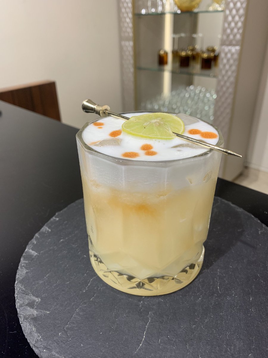 oldfashionedmnk's tweet photo. Whiskey sour 🍋

Ingredients:
Bourbon 60 ml
White of egg
Simple syrup 30 ml
Lemon juice 30 ml
Angostura bitters on top 

Instagram: theoldfashionedmonk

#whiskeysour #whiskey #cocktails #bartender #RecipeOfTheDay #drinkoftheday #india https://t.co/h63mRL1TKK