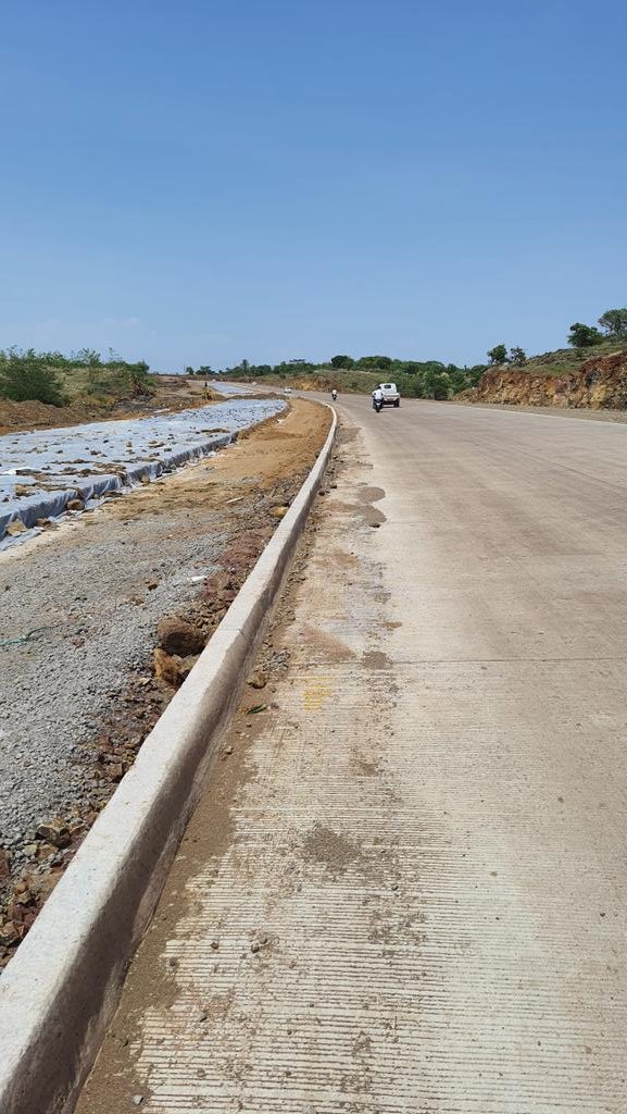 Vitthal84's tweet image. #NH166 Sangli-Borgaon package , near Dandoba Hills, ..Work commissioned by Dilip Buildcon, only few work pending , entire package will complete up to Diwali 
 @SahilInfra #NHAI, #infraprojects #InfraStory