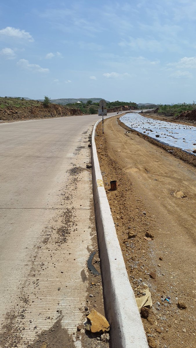 Vitthal84's tweet image. #NH166 Sangli-Borgaon package , near Dandoba Hills, ..Work commissioned by Dilip Buildcon, only few work pending , entire package will complete up to Diwali 
 @SahilInfra #NHAI, #infraprojects #InfraStory
