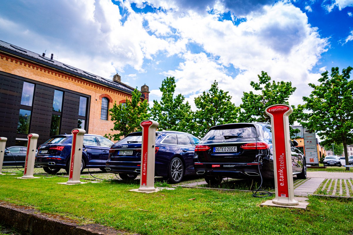 300 Millionen Euro für die #Ladeinfrastruktur vor Ort! 💶🔋
Schnell sein lohnt sich!
Das verspricht das neue Förderprogramm vom @BMVI 
Du willst ebenfalls den nächsten Schritt in eine moderne und nachhaltige Welt mitgehen? 💚 🌎
Klick dich jetzt rein:  eoptimum.de/blog📱
