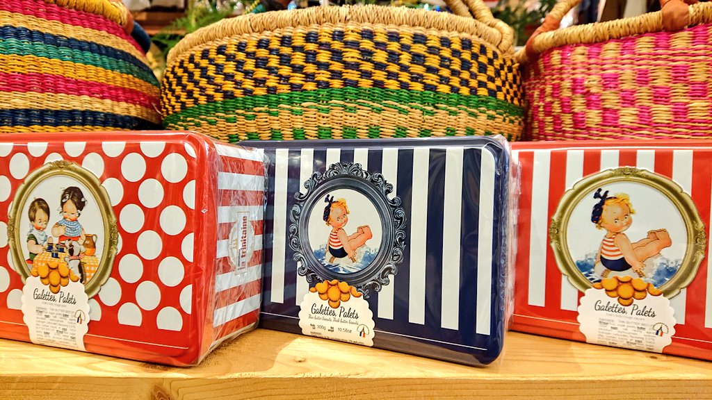 clothing_candy's tweet photo. 【輸入菓子入荷】
☆缶が可愛いフランスのビスケット #LaTrinitaine🇫🇷
☆ポップなパッケージのイギリスのポテトチップス #PEAPOPS🇬🇧
どうぞよろしくお願い致します🙇
#プレゼントラッピング無料です🎁 https://t.co/op4Cby43EB