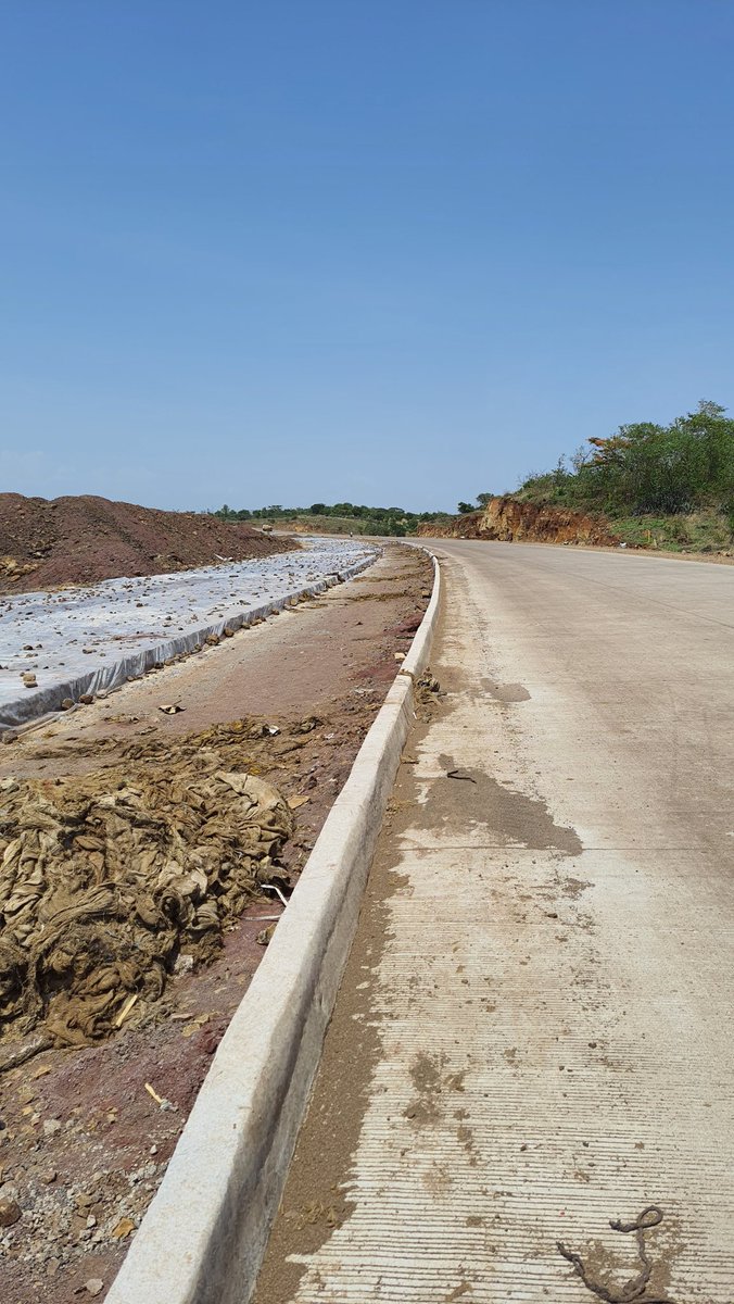 Vitthal84's tweet image. #NH166 Sangli-Borgaon package , near Dandoba Hills, ..Work commissioned by Dilip Buildcon, only few work pending , entire package will complete up to Diwali 
 @SahilInfra #NHAI, #infraprojects #InfraStory