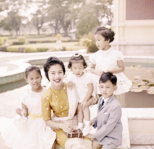 kin9stillonmind's tweet photo. "ข้าพเจ้าได้สั่งสอนลูกๆเสมอว่า ถ้าไม่ใช่คนไทยผูกใจมั่นอยู่กับสถาบันพระมหากษัตริย์แล้วสถาบันนี้ก็คงจะดำรงอยู่จนทุกวันไม่ได้ เพราะฉะนั้นเราทุกคน จึงมีหน้าที่ที่จะด้องทำเพื่อประชาชนเสมอ"

สมเด็จพระนางเจ้าสิริกิติ์ พระบรมราชินีนาถ พระบรมราชชนนีพันปีหลวง
#สมเด็จพระนางเจ้าสิริกิติ์ https://t.co/uViiN9QL2y