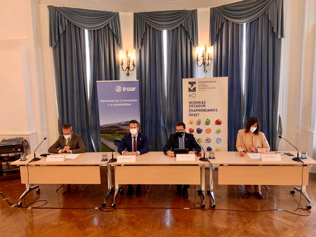 Gaur <a href="/upvehu/">UPV/EHU</a> -ko Uda Ikastaroen aurkezpena Miramar Jauregian. Bertan Agustín Erkizia, <a href="/bildarratz/">Jokin Bildarratz</a> Hezkuntza Saileko sailburua, Roberto Iñiguez de Onsoño #IRIZAR eta Itziar Alkorta ikastaroen zuzendaria. Aurten inoiz baino gehiago #Berrikas dezagun.