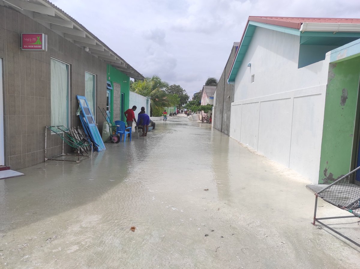 k9nasri's tweet photo. M.Maduvvariah evves hifehehtumeh nethi udha aramun dhanee. Rashutherey ge maguthakai gethakah asaru kuramundhanee @MoNPHImv @MoEnvmv @ikramhassan @ibusolih @NDMAmv https://t.co/c6wiv4Ttsq