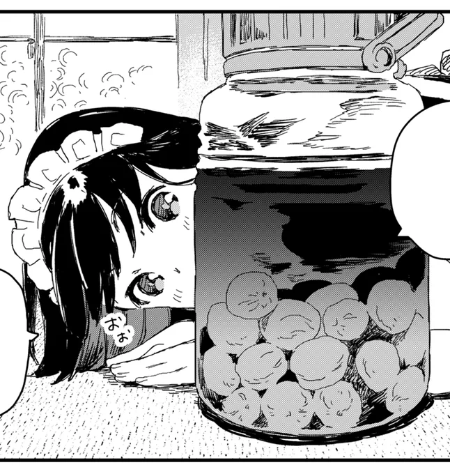 ちらほら青梅を見かける季節になってきましたね!色も形もころんとして好きです。梅酒はまだ前に漬けたものが残ってるので、今年は梅シロップやろうかなぁ。
(スズメが覗いているのは梅酒) 