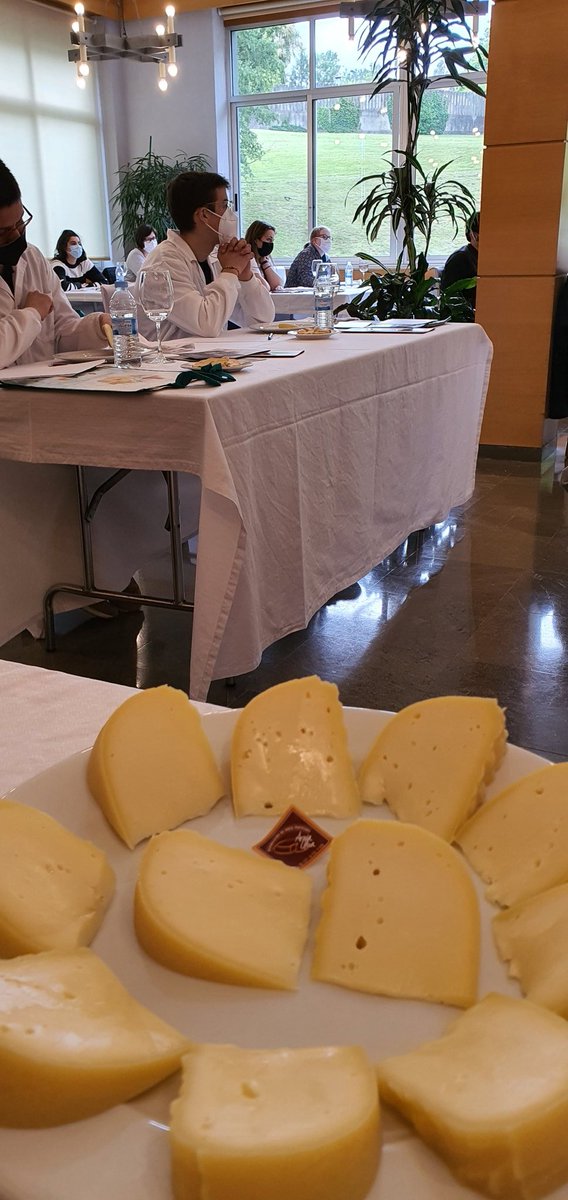 ArzuaUlloaDOP's tweet photo. (2/2)
Cata a cargo de #ÓscarPérezRamil (CRDOP Arzúa-Ulloa) + Mari Sé Mosteiro (CRDOP Queixo Tetilla).
#Galicia
#Divulgación
#TraditionalCheese
Alumnado de CM de oferta modular de servizos en restauración e CM de oferta modular de cociña e gastronomía, convidados por Elena Quian. https://t.co/updvNDRInD