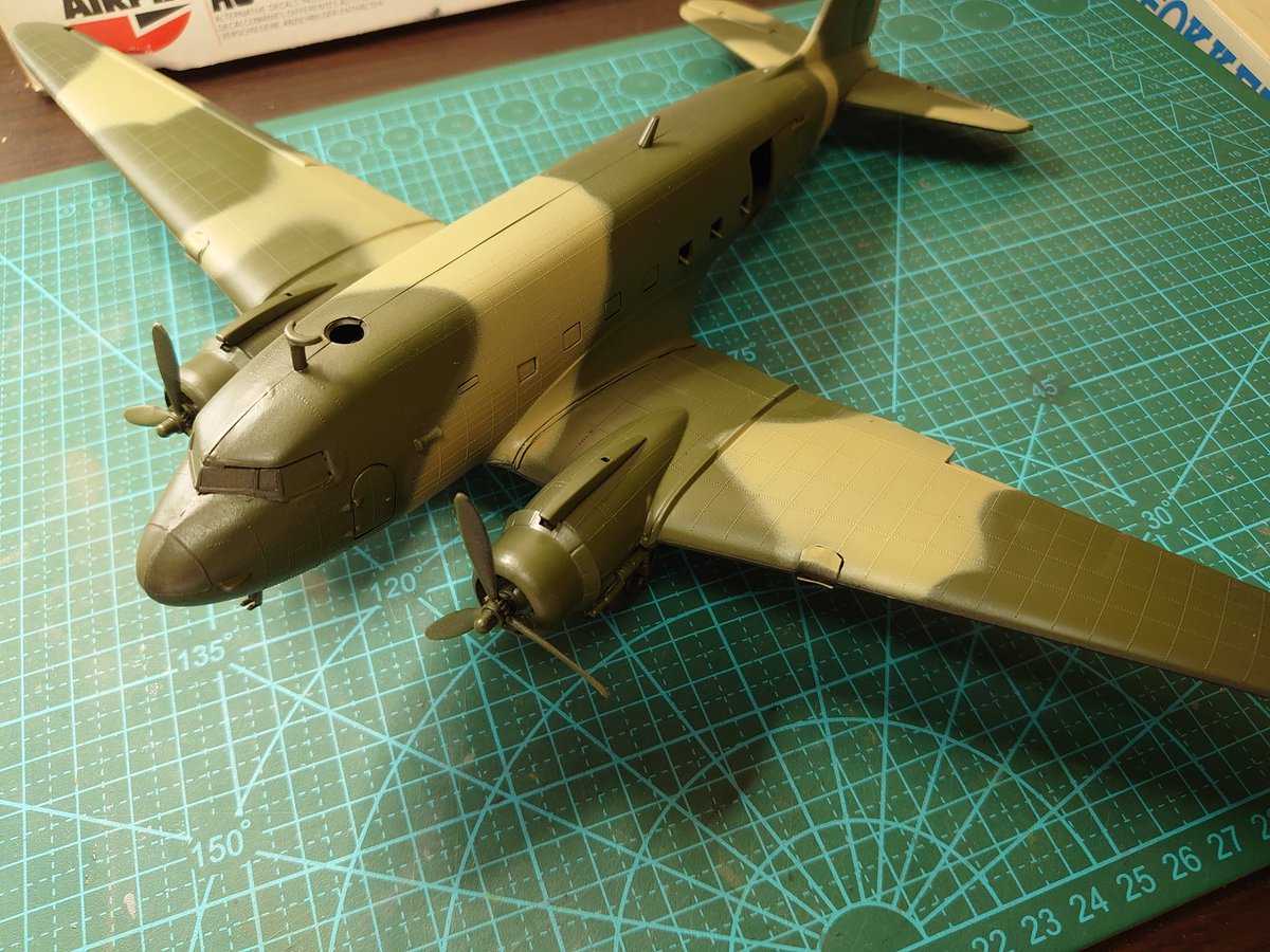 taitan55red's tweet photo. エアフィックス1/72
ダグラスAC-47 ガンシップ の進捗。
機体上面に缶スプレーのダークイエローを迷彩塗装。
マスキングを外すと境目のボカシが狙い通りに。
乾燥させて細かな所を塗り分けていきます。
#AIRFIX #AC47 #GUNSHIP https://t.co/P3cqRbOjTm