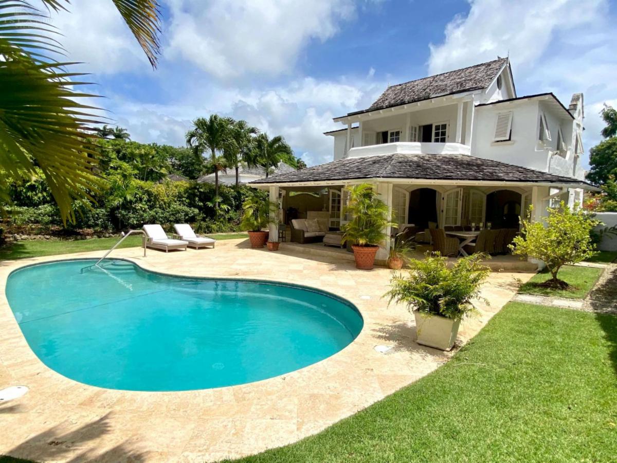 IslandVillas's tweet photo. For Sale: Barbados villa featuring wraparound terrace &amp; private pool. This elegantly and tastefully furnished 3-bedroom villa is set within Coconut Grove and boasts stunning views over the fairway. https://t.co/db0aH1tUNL https://t.co/C92SQLsgiu