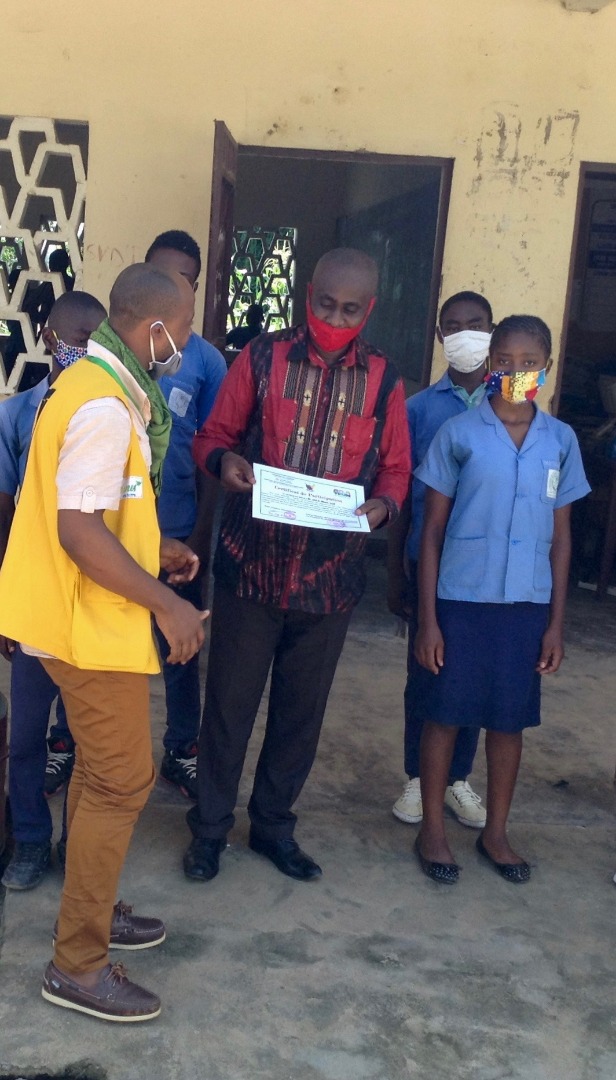 zenunetwork's tweet photo. Remise solennelle ce  21/05/21 du Certificat de Participation au superviseur CECIN/ AFLATEEN du Lycée Bilingue de Monatele M. Leka Alain par notre Point Focal @humaneesCMR en présence de certains membres du club et de l'administration du lycée.
  
#CitizenSchool 
#CECIN_AFLATEEN https://t.co/bWzPVH2Nxa