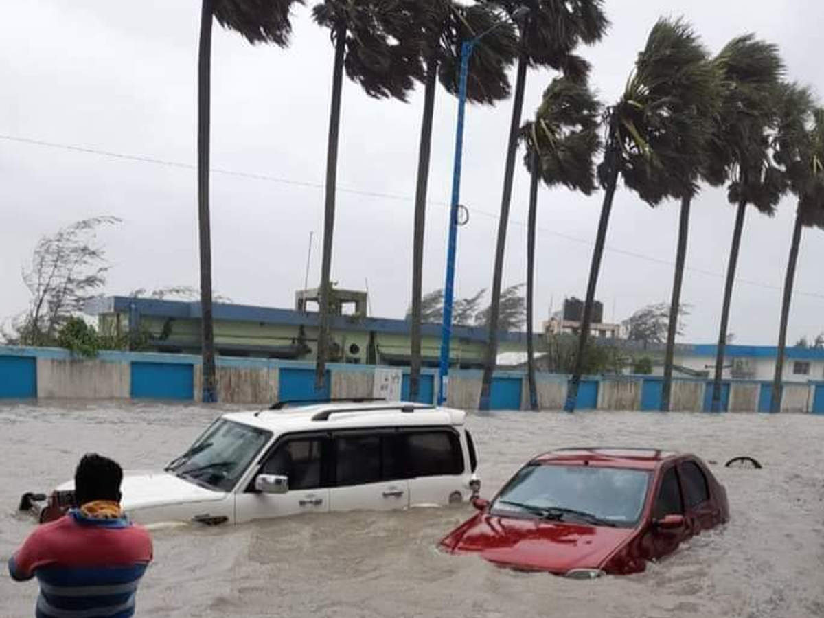 timesofindia's tweet photo. Photos of #CycloneYass impact on Odisha, West Bengal

https://t.co/O7FXkG7kd4 https://t.co/GP7altj1FX