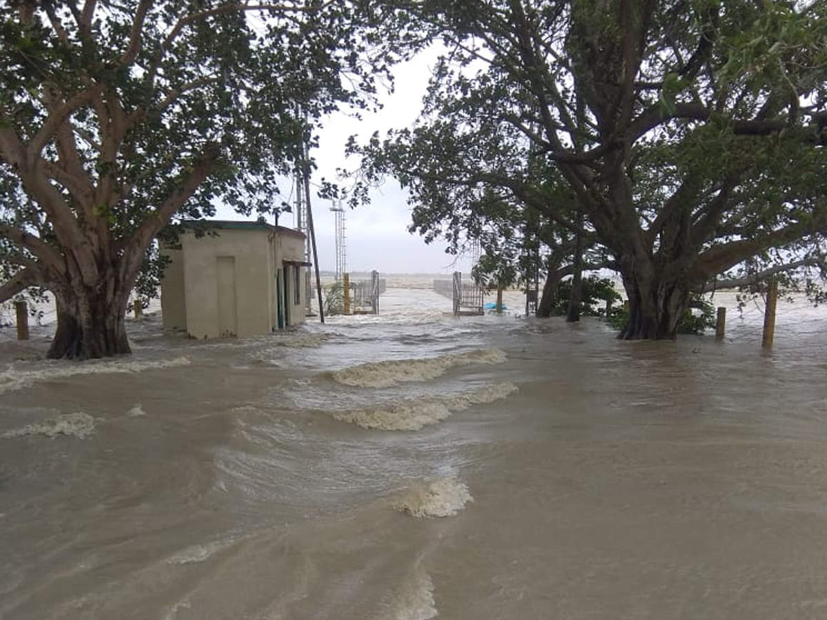 timesofindia's tweet photo. Photos of #CycloneYass impact on Odisha, West Bengal

https://t.co/O7FXkG7kd4 https://t.co/GP7altj1FX