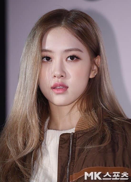 hourly rosé tweet media