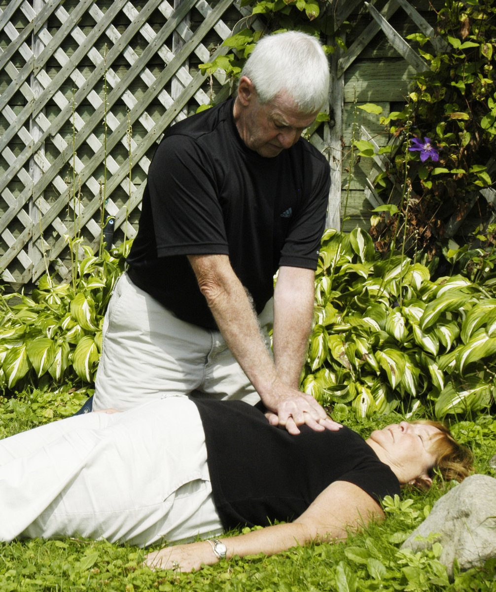 OttawaParamedic's tweet photo. Day 3 of #ParamedicServicesWeek: #CPR
Staying calm & calling 9-1-1 can benefit with saving a life.
30 compressions (deep and fast) followed by 2 rescue breaths as well as switching with someone every 2 minutes is key to #HighPerformanceCPR.
Less interruptions the better.
(1/2) https://t.co/Fi0xQOb03L