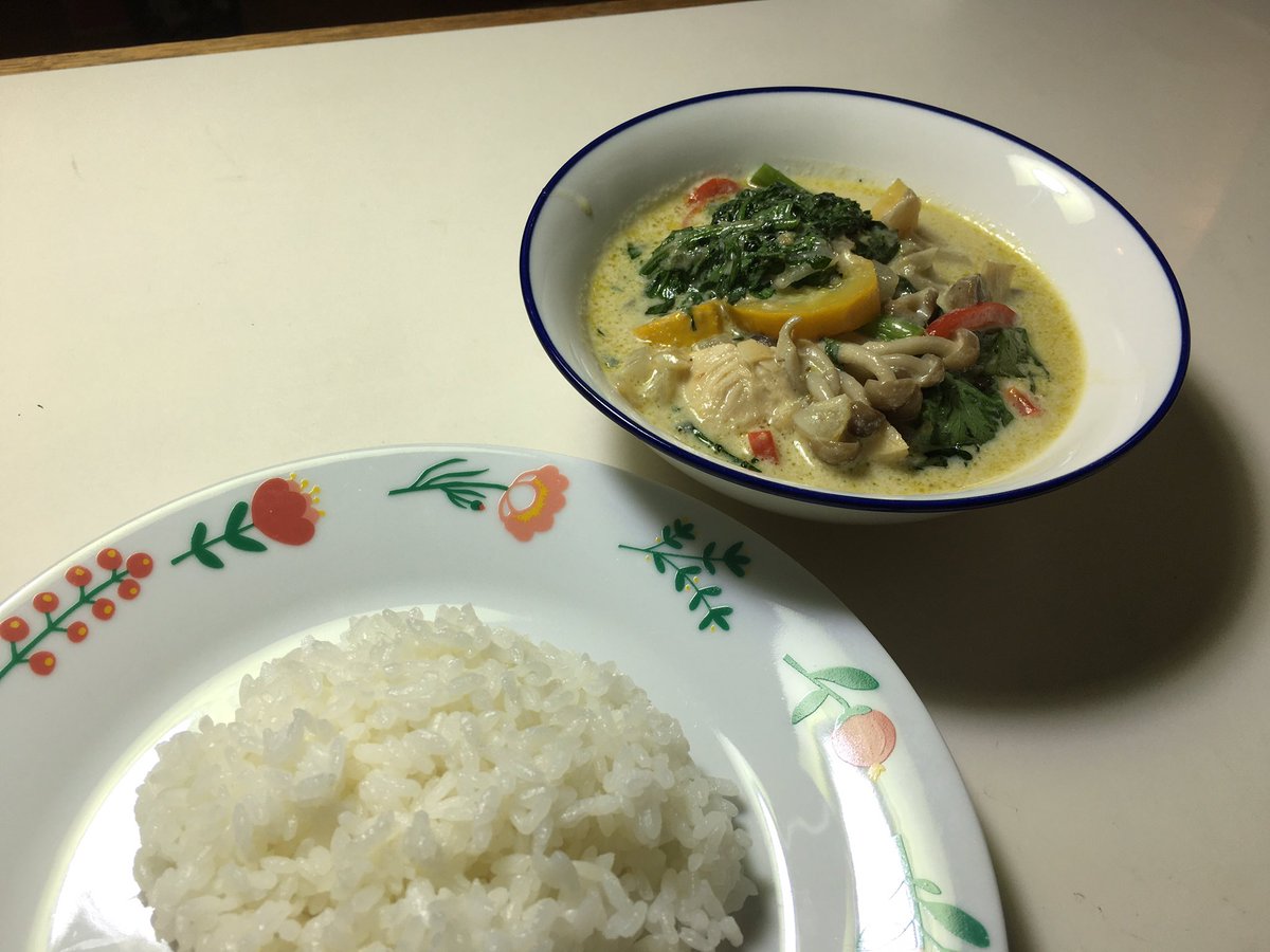 yumi_ando_'s tweet photo. パープルームセンターに金中さんが来ていて、シエちゃんがグリーンカレーを作っていたので分けてもらいました。
今日は具材が昨日と変わっています。おいしいです！ https://t.co/zAjPN1Bggl