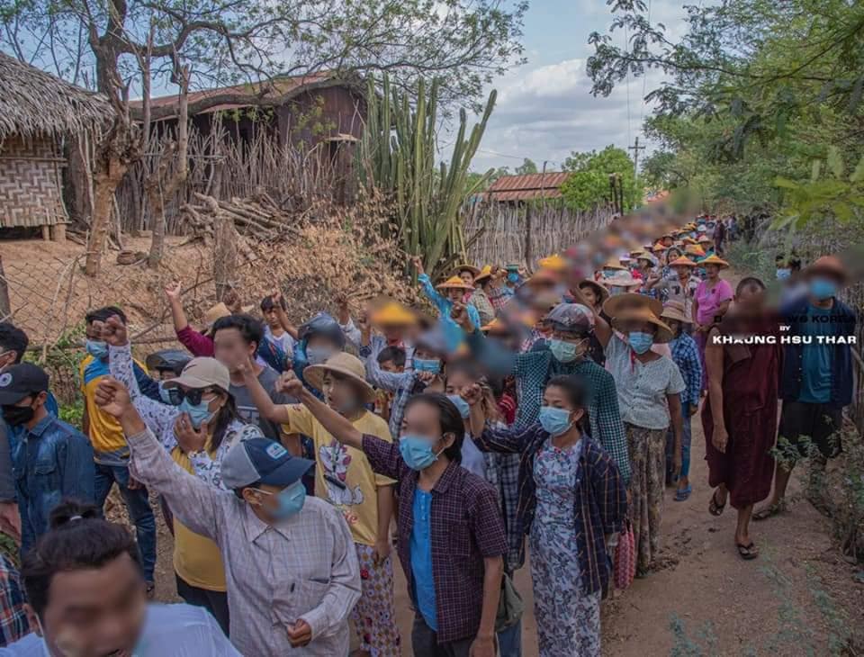 IrrawaddyNews's tweet photo. Hundreds of people rallied against the military regime in #Monywa , #Sagaing Region on Wednesday. (Photo: CJ) 

#WhatsHappeningInMyanmar https://t.co/YGsHvBjXPu