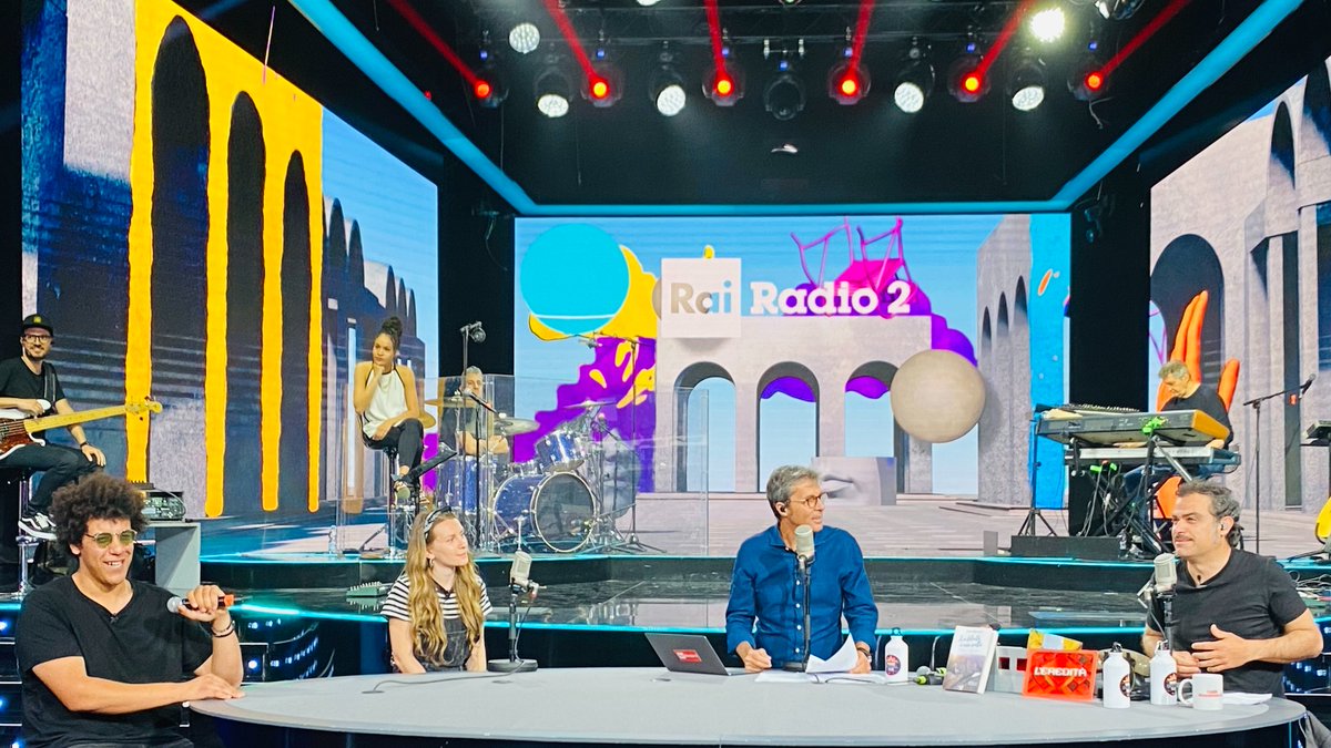 RaiRadio2's tweet photo. 🔴@SaraMelotti e #Yuman in diretta a #Radio2SocialClub, con @LbarbarossaLuca e @andyPERRONI 

Ascolta su #RaiRadio2 📻 https://t.co/KlqKNNPpx7 
Guarda su @RaiPlay 🖥 https://t.co/LGz6g3iTPo https://t.co/oalx0vFzhS