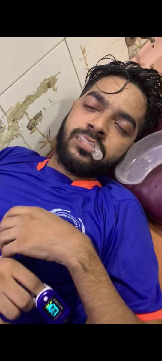 Tahreer03's tweet photo. This is Saqlain Qureshi a 25 year old Boy. Who is hit by 4 people named as Badshah Ansari, his son Sultan Ansari and his friends Hussain and Imran.The boy is really in a critical condition.We request @MumbaiPolice @CMOMaharashtra @PMOIndia @indSupremeCourt @bombayhc #section307 https://t.co/zAN1bVHpsG