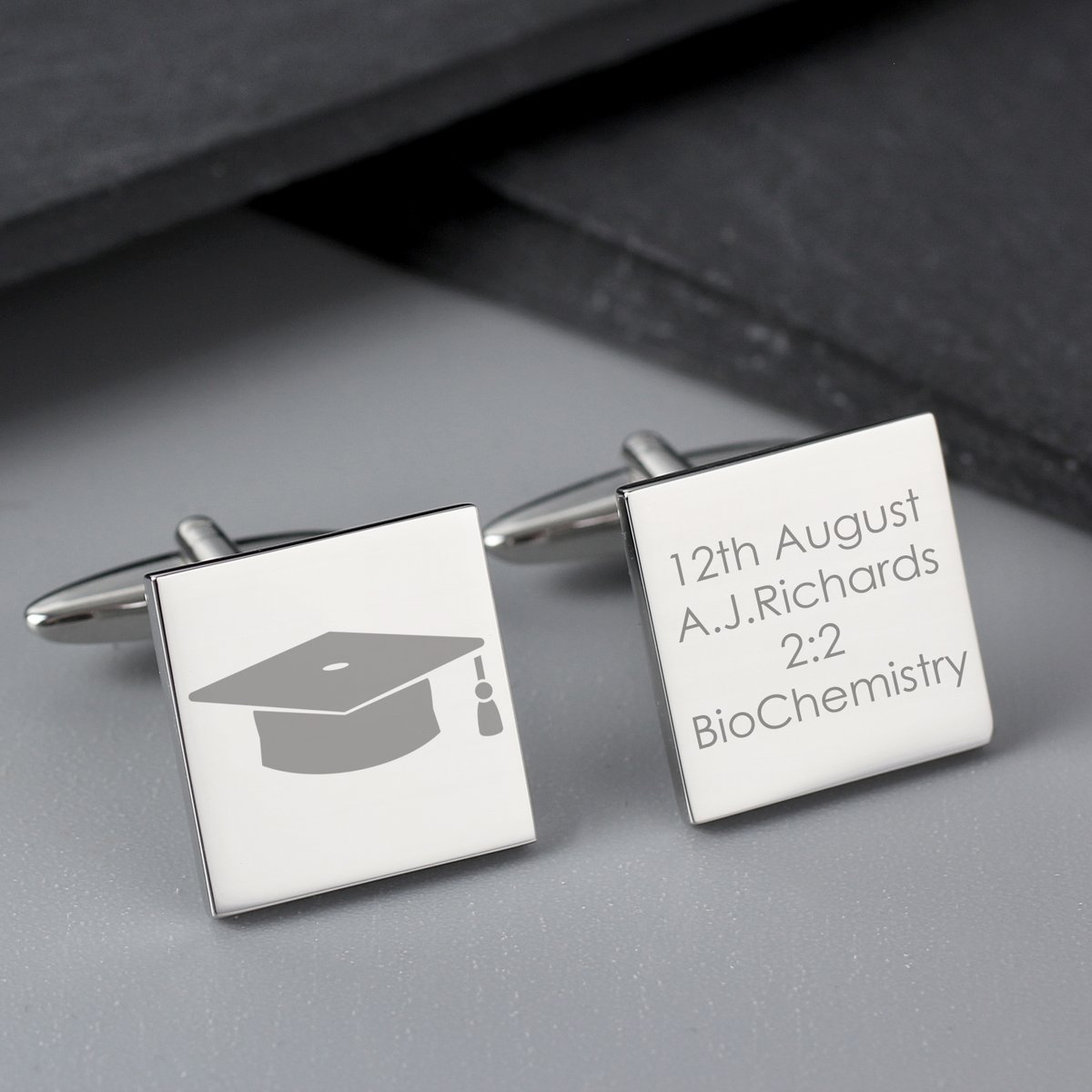 I hear a congratulations is in order!
👏🎓👨‍🎓👩‍🎓🎓👏
From keepsakes and cufflinks, to frames and cards. Whether it be something traditional or modern we have all of your personalised Graduation gift requirements in hand!
#personalisedmementocompany  #capandgown #graduationgiftideas