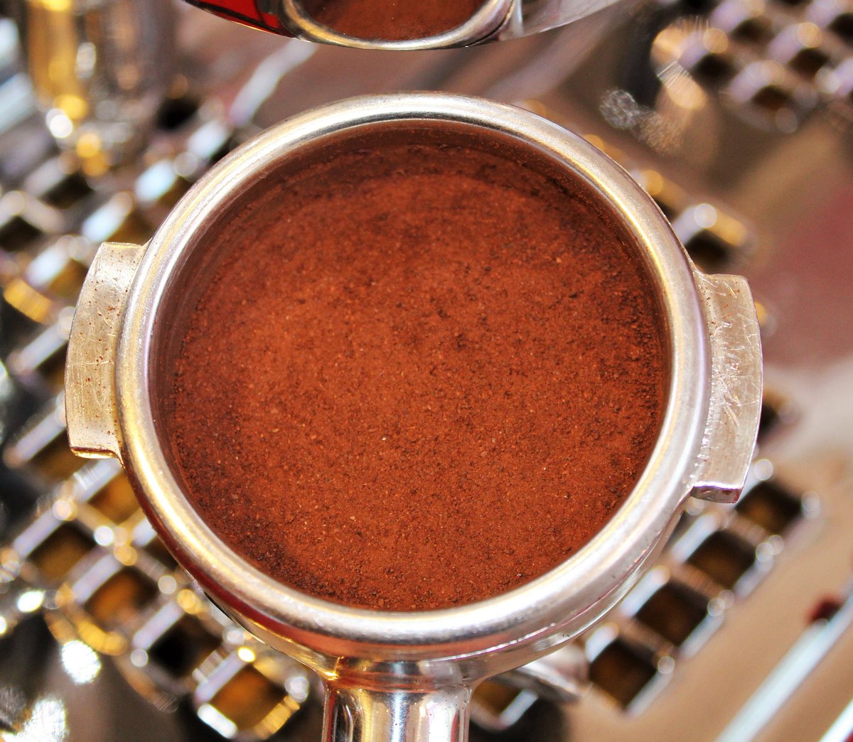 Caffe_Roen's tweet photo. 🧐☕ Tamping! ☕🧐 Tamping the ground coffee before the extraction is crucial to get a great Espresso but not enough! Take a look to all the steps leading to a great Espresso here👇
https://t.co/zWbjb1Jamu
#cafferoen #coffelover #coffeelove #lakegarda #espressoitaliano #espresso https://t.co/innQi9Wo1A
