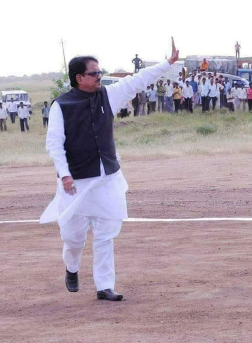 zarikar_nitin's tweet photo. हा रुबाब हि छाप महाराष्ट्राच्याच नव्हे तर दिल्लीच्या राजकारणात कधी कुणाला जमलीच नाही आणि जमणार हि नाही...
महाराष्ट्राचे माजी दिवंगत मुख्यमंत्री राजहंस विलासरावजी देशमुख साहेब यांच्या जयंती निमित्त विनम्र अभिवादन..@Riteishd  @AmitV_Deshmukh  @💐💐❤️🖤
राजहंस जयंती अभिवादन https://t.co/6qbK9Nah5K