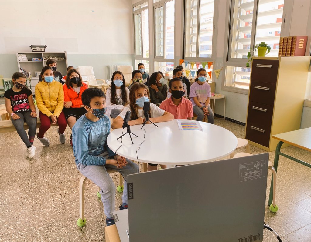 ESCmariafortuny's tweet photo. Participem en el congrés virtual de projectes #AprenemJunts del Pla Educatiu d’Entorn.
Expliquem el nostre projecte “Dissenyem el nostre pati somiat sobre la maqueta que hem elaborat” 💡
Una experiència molt enriquidora i amb altres centres de la ciutat!👌🏽
#ReusEduca https://t.co/0FyQn5oUp7