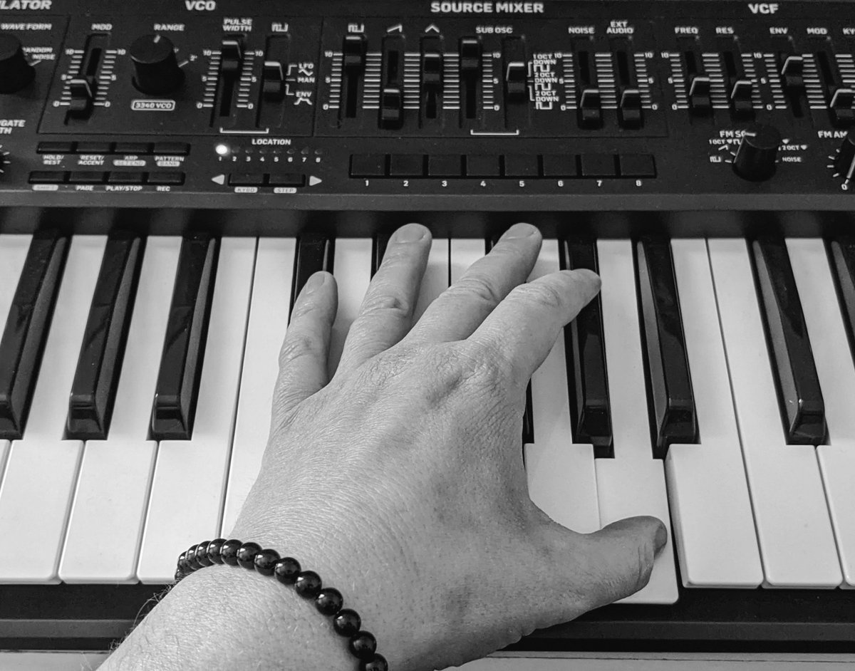 Da_Fresh's tweet image. Hands on control... 👉🎹 #behringer #analogsynthesizer