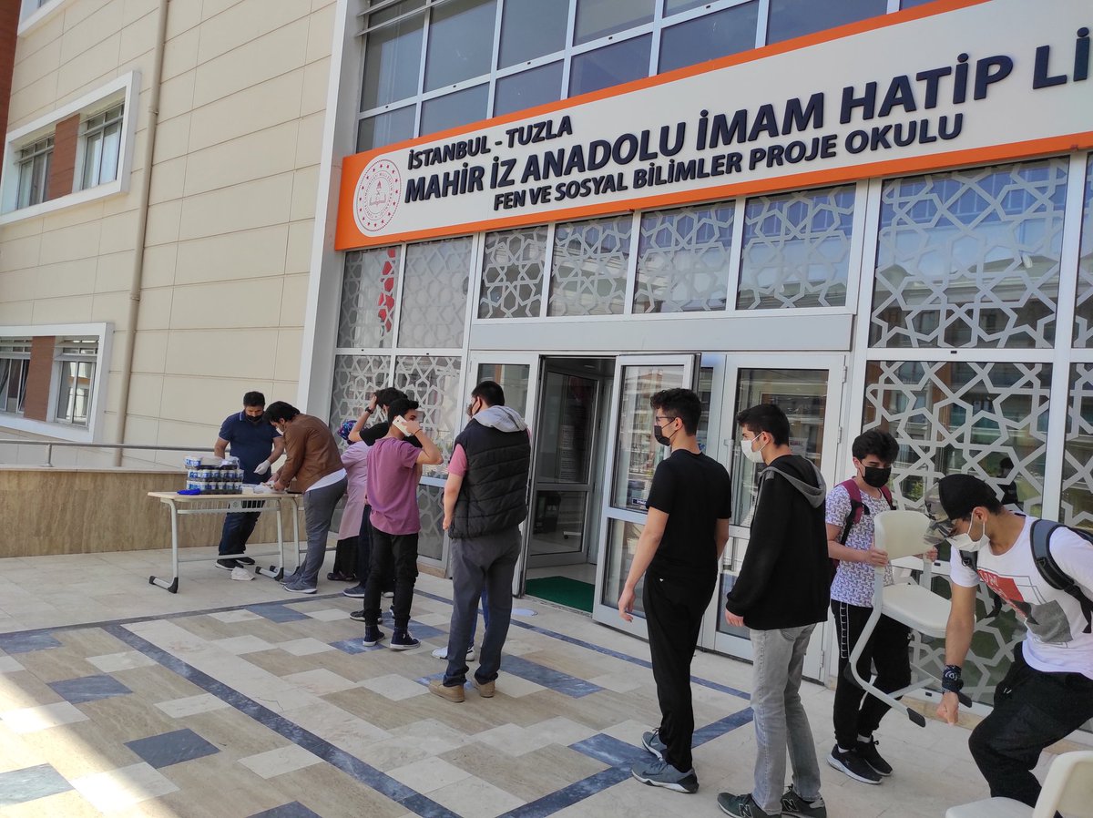 tuzlamahirizihl's tweet photo. Bugün yapılan AYT deneme sınavından sonra öğrencilerimize pandemi koşullarına uygun olarak ikramda bulunduk. @tuzlamem #ayttyt #universiteyehazirlik #yks2021 https://t.co/6hE6AsnCAD
