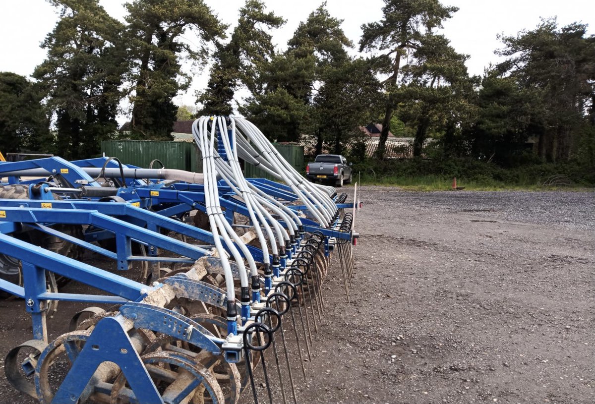SamagriLtd's tweet photo. Kockerling Speed Drill installed on a customer's Kockerling Vario 7.5m. The customer required a seeder that will be able to establish cover crops when carrying out cultivation. The Kockerling Speed Drill was the best option 400 litre hopper, 28 outlets hydraulic metering &amp; ISOBUS https://t.co/h42CU0mzQd