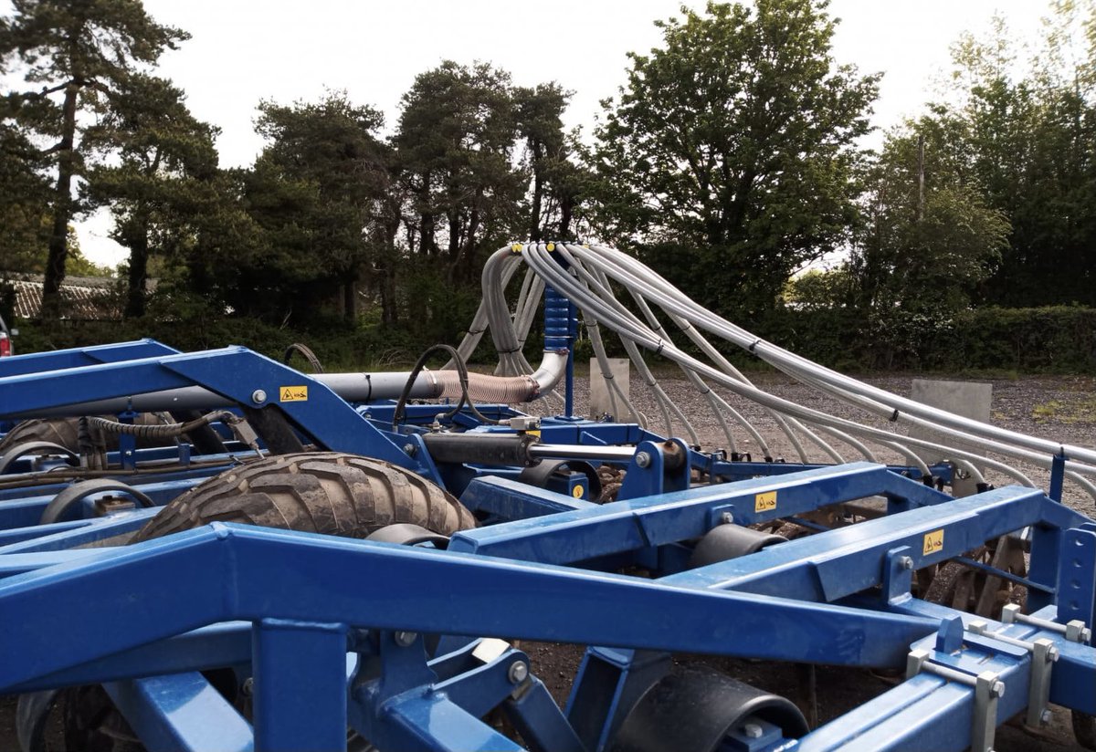 SamagriLtd's tweet photo. Kockerling Speed Drill installed on a customer's Kockerling Vario 7.5m. The customer required a seeder that will be able to establish cover crops when carrying out cultivation. The Kockerling Speed Drill was the best option 400 litre hopper, 28 outlets hydraulic metering &amp; ISOBUS https://t.co/h42CU0mzQd