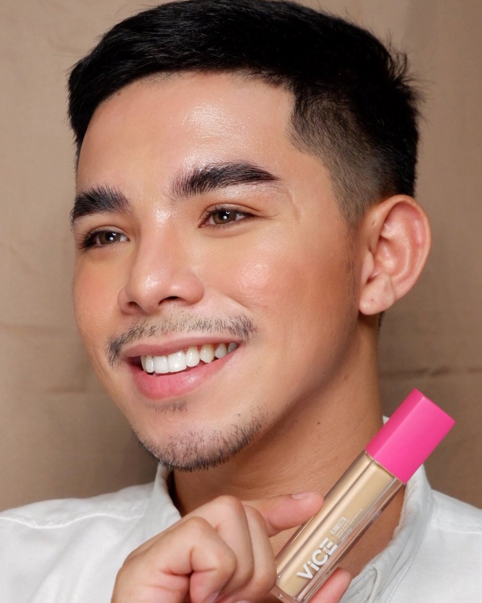 vicecosmeticsph's tweet photo. The Flawlezza concealer is blendable especially because of its creamy matte formula! 💜 But once it sets, it sets! 😉
#HackGanern: After applying the concealer, blend immediately like Gandoll AJ Telebrico! 😍 This gives a perfectly blended lewk that will stay intact all day! ☀️ https://t.co/JKcp3Fygqv