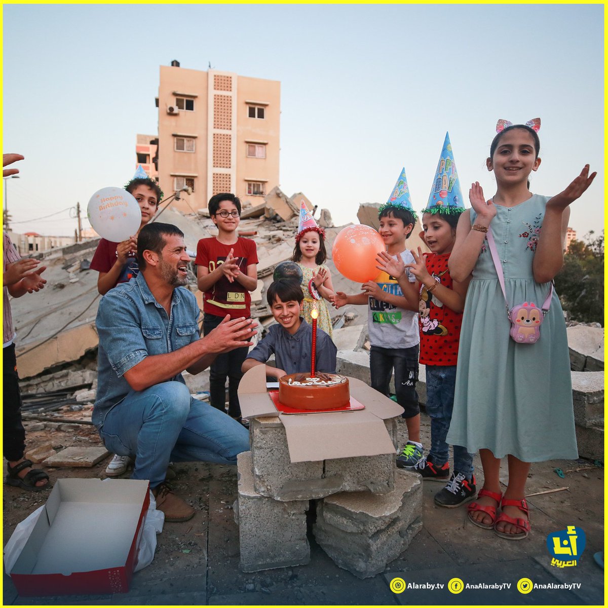 AlarabyTV's tweet photo. عائلة فلسطينية تحتفل بعيد ميلاد ابنها، على أنقاض منزلها في #غزة الذي دمّره الاحتلال 
#فلسطين @AnaAlarabytv https://t.co/eIj9eUVf0V