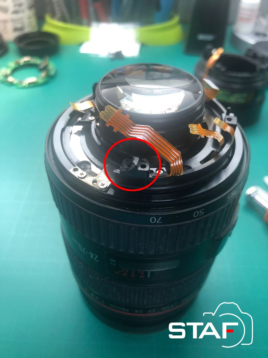 Aquí mostramos este objetivo al que aparentemente no se le observa fallo, pero una vez quitamos la placa podemos apreciar los signos del golpe. 

#fotografía #camera #camerarepair #photo #canon #sony #camerarepairservice #nikon #olympus #ricoh #fujifilm #fotografosespaña