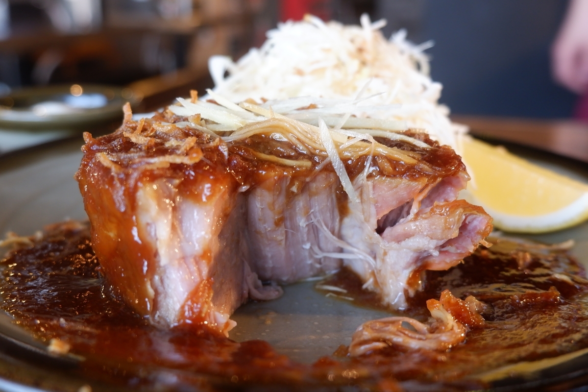 ・オープンして3か月で「緊急事態宣言」になってしまった焼肉屋さん
・休業中にやることがないんで開発した「しょうがないしょうが焼き」
・24時間かけて仕込む
・分厚いけれど箸で切れるほどやわらかい肉
https://t.co/S4Pruhu7Xt 
